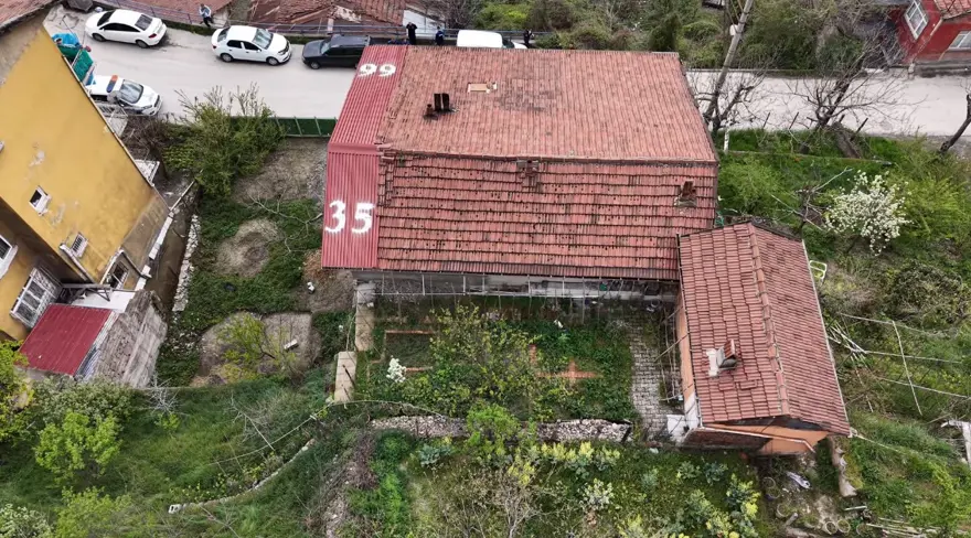 Ekipleri harekete geçiren yazı. Evinin her yerine yazdı, mahalleli ihbar etti 1 Ekipleri harekete geçiren yazı. Evinin her yerine yazdı, mahalleli ihbar etti 1