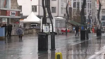 Sabah saatlerinde başladı, durmadı. Cadde ve sokaklar göle döndü
