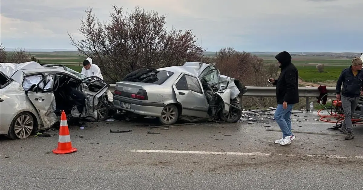 Eskişehir-Ankara yolunda karşı şeride geçti. 4 ölü, 2 yaralı