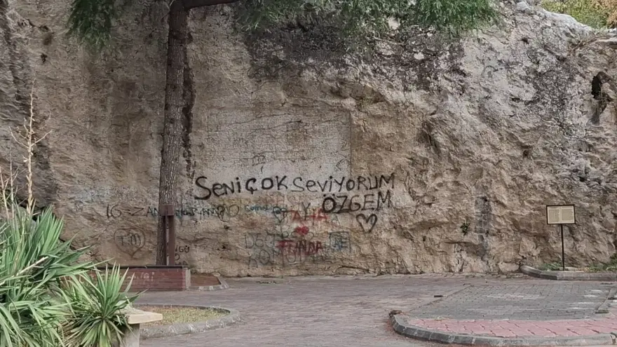 Yazboz tahtasına dönmüştü. Meğer dünyada tekmiş 2