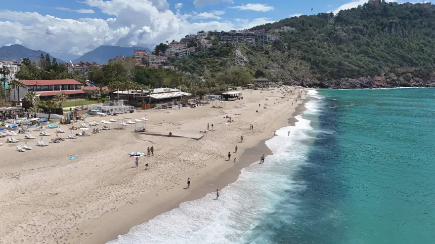 21 dereceyi gören denize koştu. Deniz ve güneşin tadını çıkardılar 21 dereceyi gören denize koştu. Deniz ve güneşin tadını çıkardılar