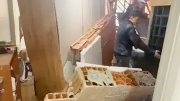 İnşaat çalışmasında yan binanın duvarı yıkıldı