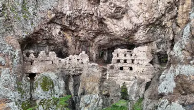 Kayalıkların arasına gizlenmiş. Doğal yapısıyla ilgi odağı