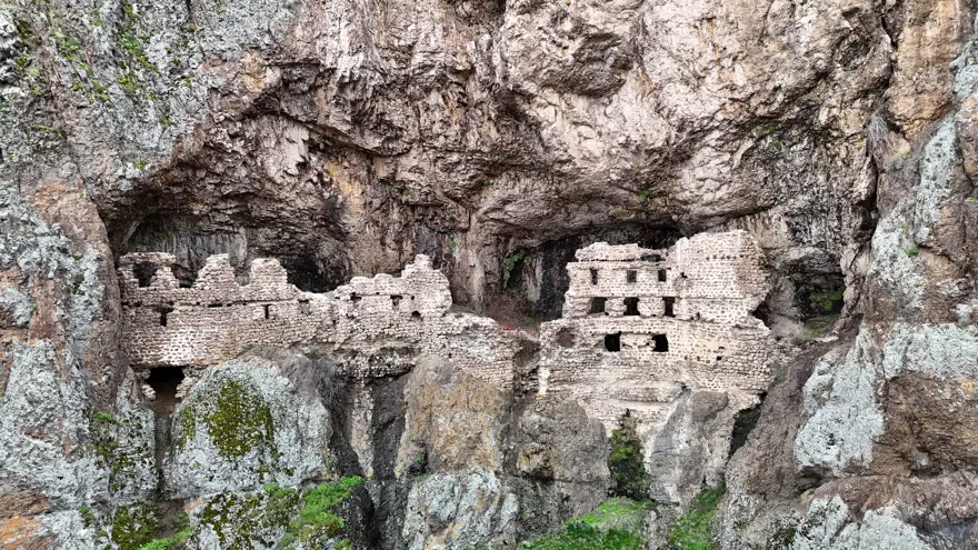 Kayalıkların arasına gizlenmiş. Doğal yapısıyla ilgi odağı 