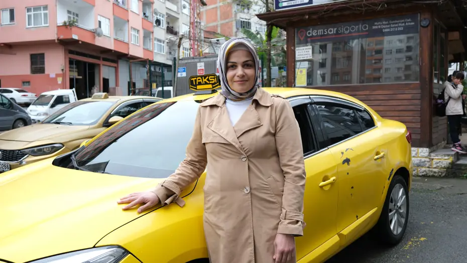 Rize'nin kadın taksicisi. Kadınlar her yerde başarılı olabilir diyor
