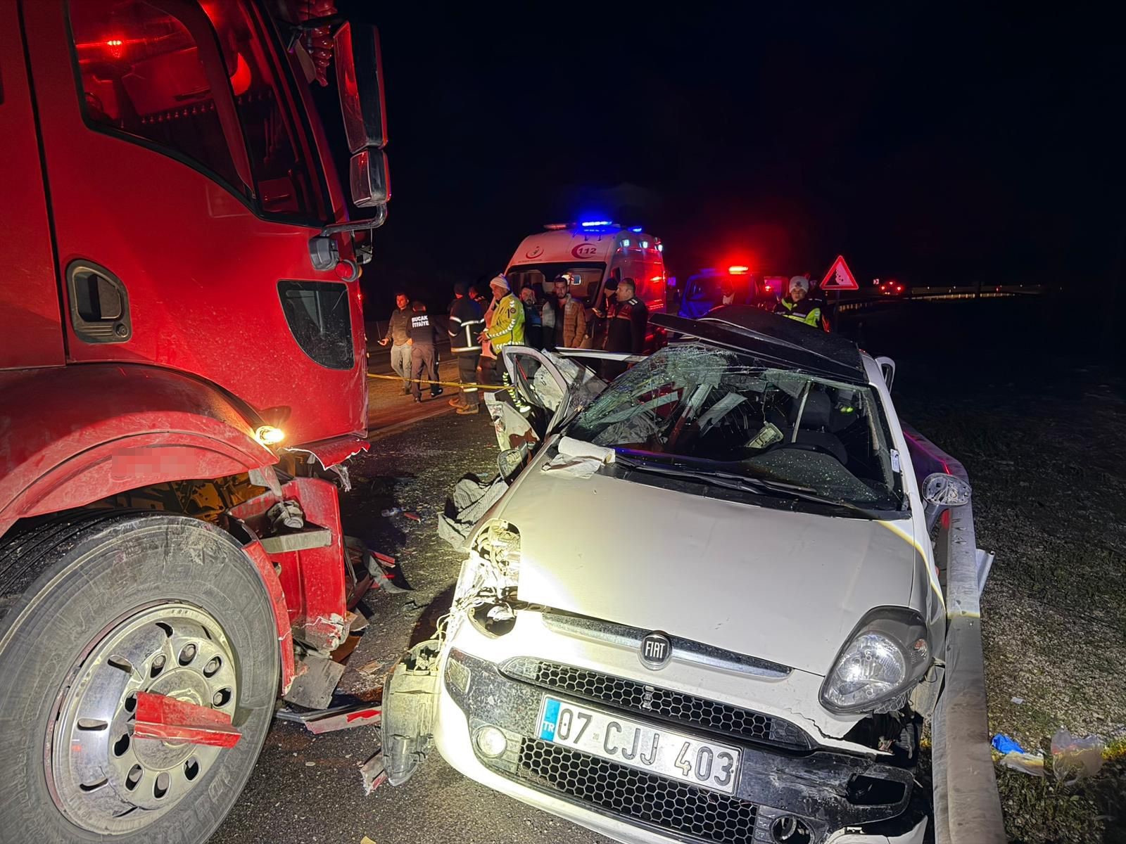 Burdur'da feci kaza. Anne öldü, ikisi çocuk 4 yaralı
