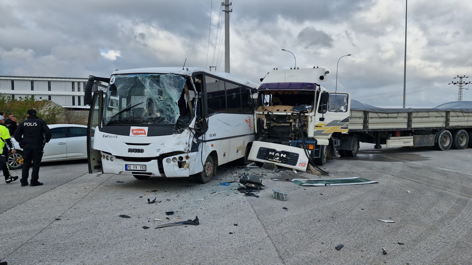 İşçi servisi ile TIR çarpıştı. Çok sayıda yaralı var