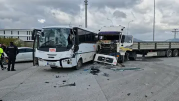 İşçi servisi ile TIR çarpıştı. Çok sayıda yaralı var