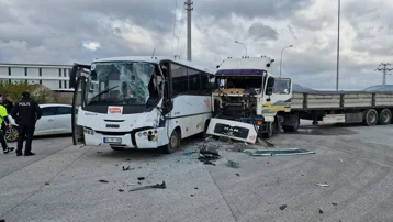 İşçi servisi ile TIR çarpıştı. Çok sayıda yaralı var