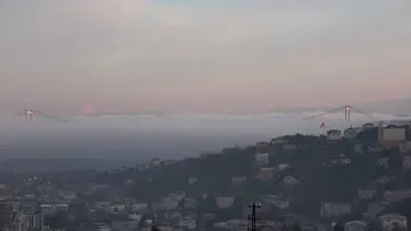 İstanbul Boğazı'nı sis kapladı, köprü yok oldu. Şehir Hatları iptal edildi