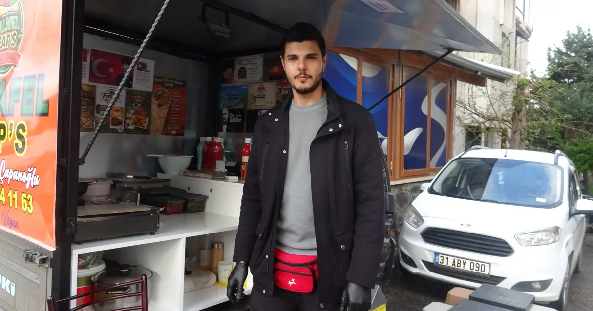 Hayallerinin peşinden gitti. Seyyar tezgahında çocukluk hayalini gerçekleştiriyor