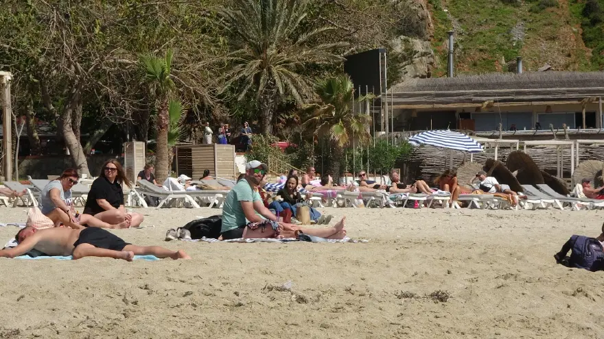 Türkiye'nin bir kısmı karla mücadele ederken, Alanya yazı yaşıyor 