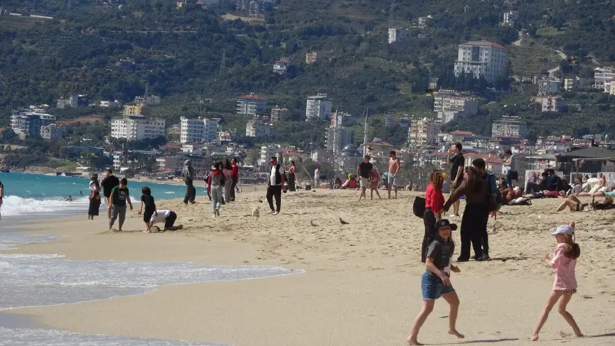 Türkiye'nin bir kısmı karla mücadele ederken, Alanya yazı yaşıyor 1