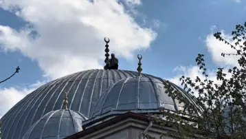 İntihar etmek için cami çatısına çıktı. Polis iki saat dil döktü