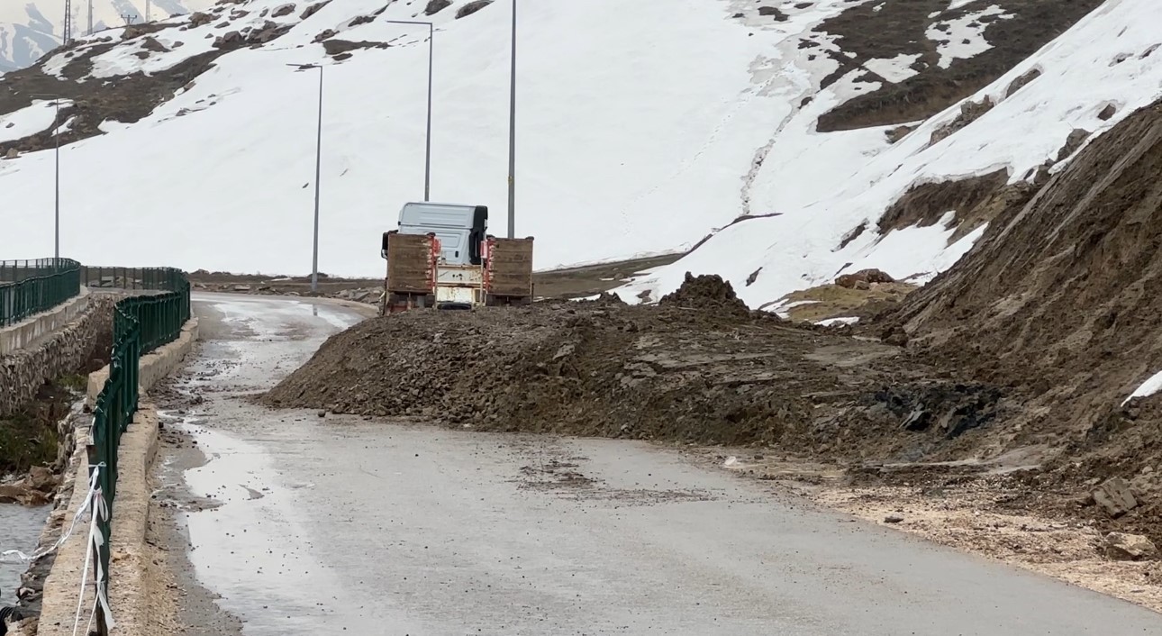 Şiddetli sağanak etkili oldu. 5 gündür yol tek şerit açık