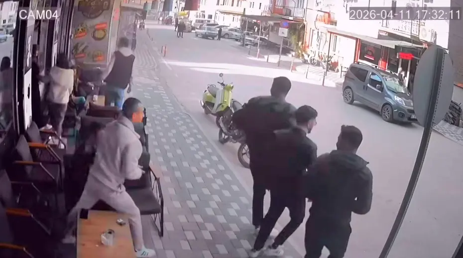 Simav’da 4.8 büyüklüğünde deprem anı kamerada