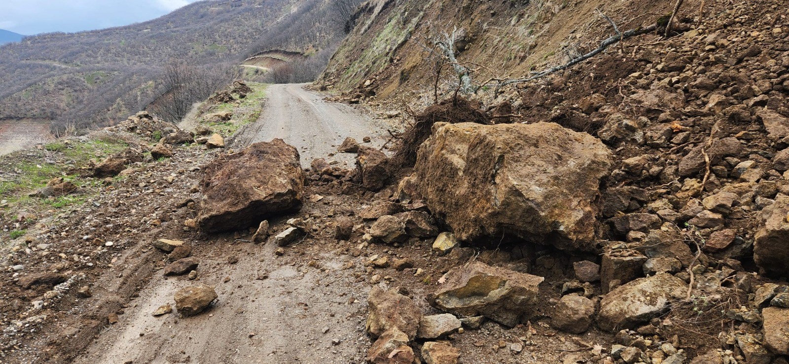 Elazığ'da heyelan nedeniyle kapanan köy yolu yeniden ulaşıma açıldı