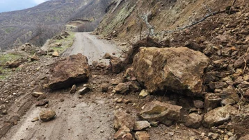 Elazığ'da heyelan nedeniyle kapanan köy yolu yeniden ulaşıma açıldı