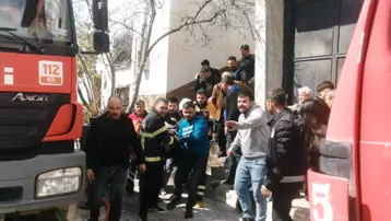 Komşusunu kurtarmak istedi, yangının ortasında kaldı
