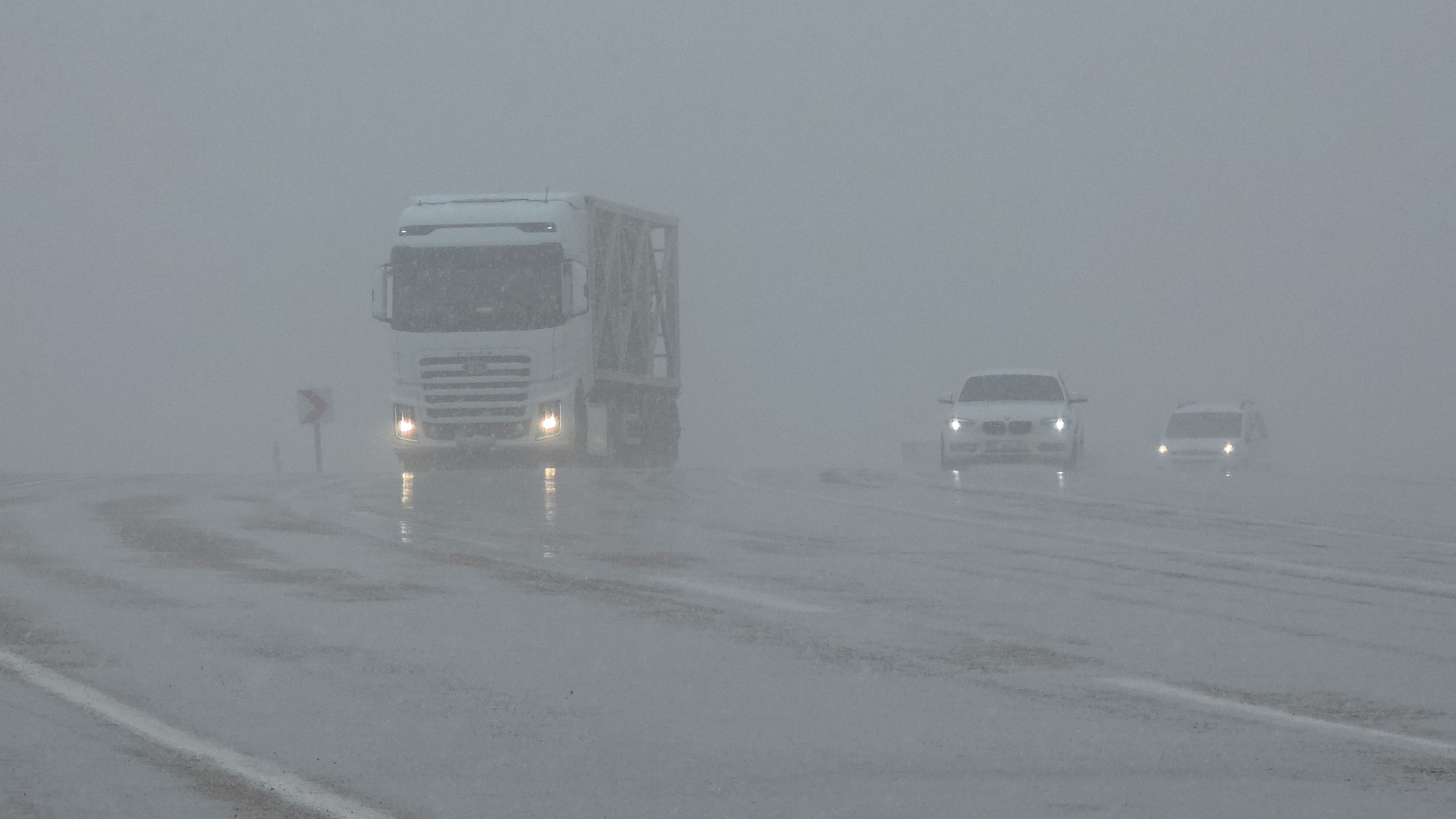 Van'da 50 yerleşim yerinin yolu kapalı