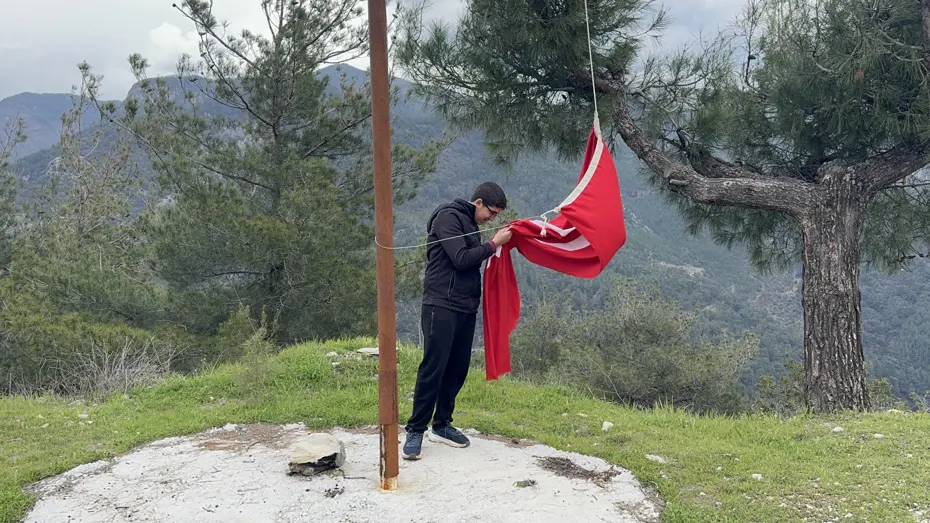 Yıpranan Türk bayrağını fark etti. Mehmet Efe yaptığı hareketle takdir topladı