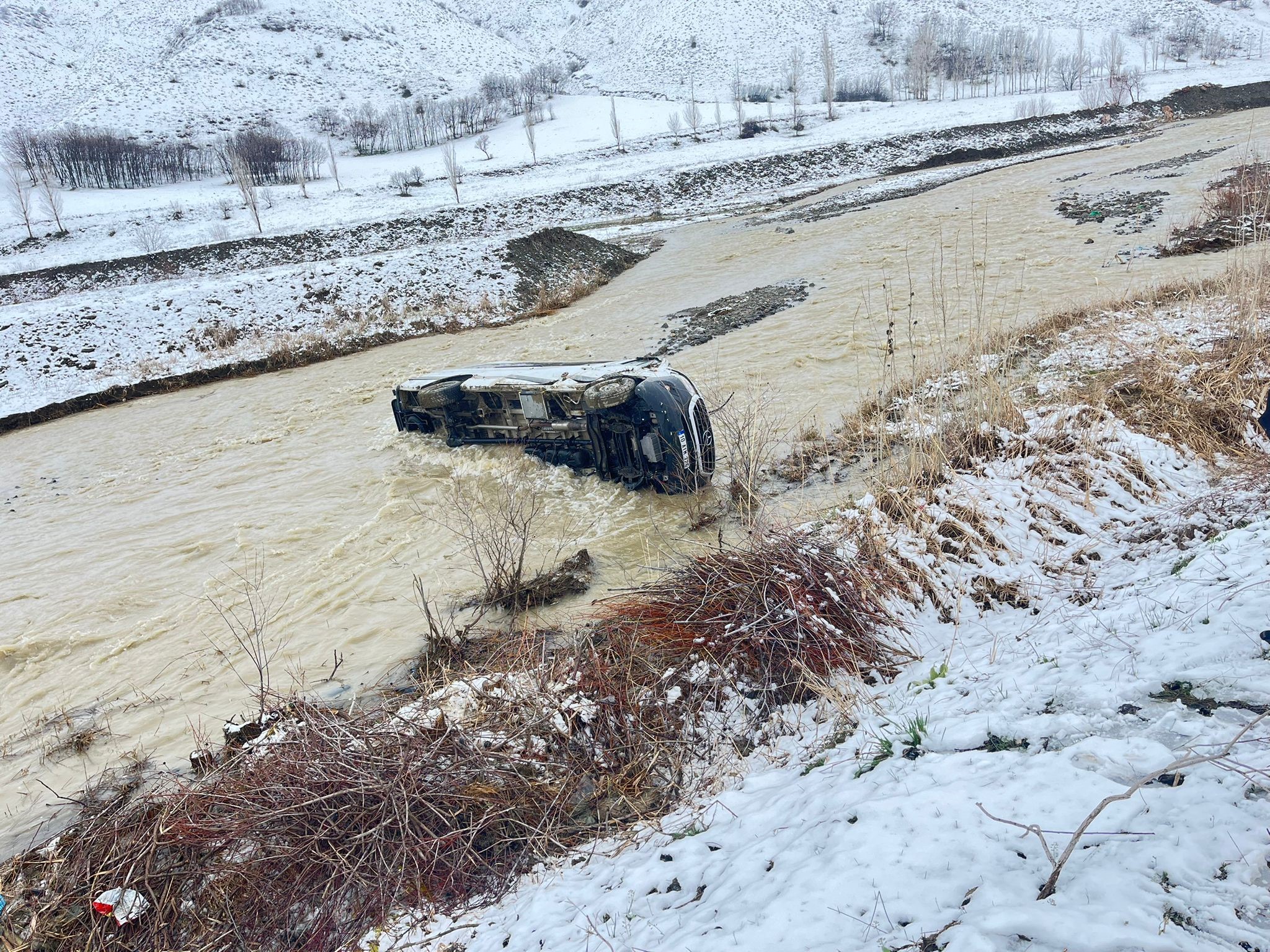 Muş'ta minibüs dereye uçtu: 8 yaralı