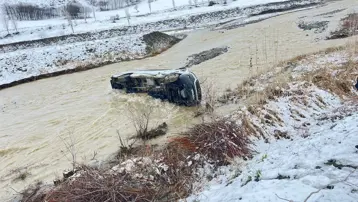 Muş'ta minibüs dereye uçtu: 8 yaralı