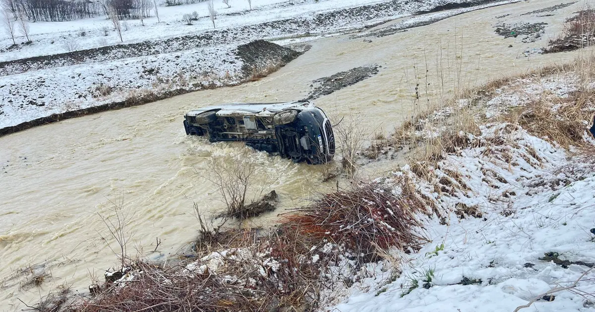 Muş'ta minibüs dereye uçtu: 8 yaralı