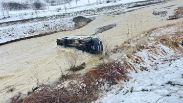 Muş'ta minibüs dereye uçtu: 8 yaralı