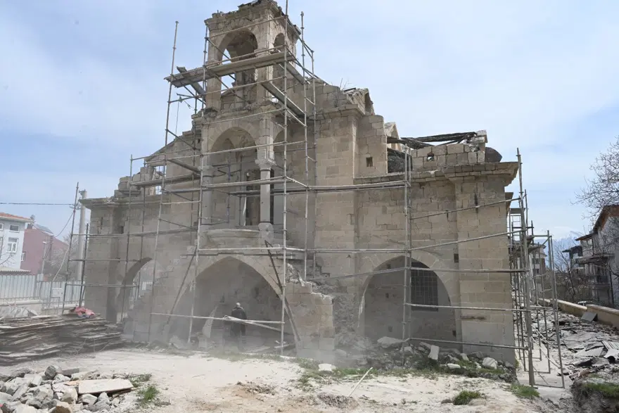 170 yıllık kilise için kollar sıvandı. Temeli elleriyle kazıyorlar 2