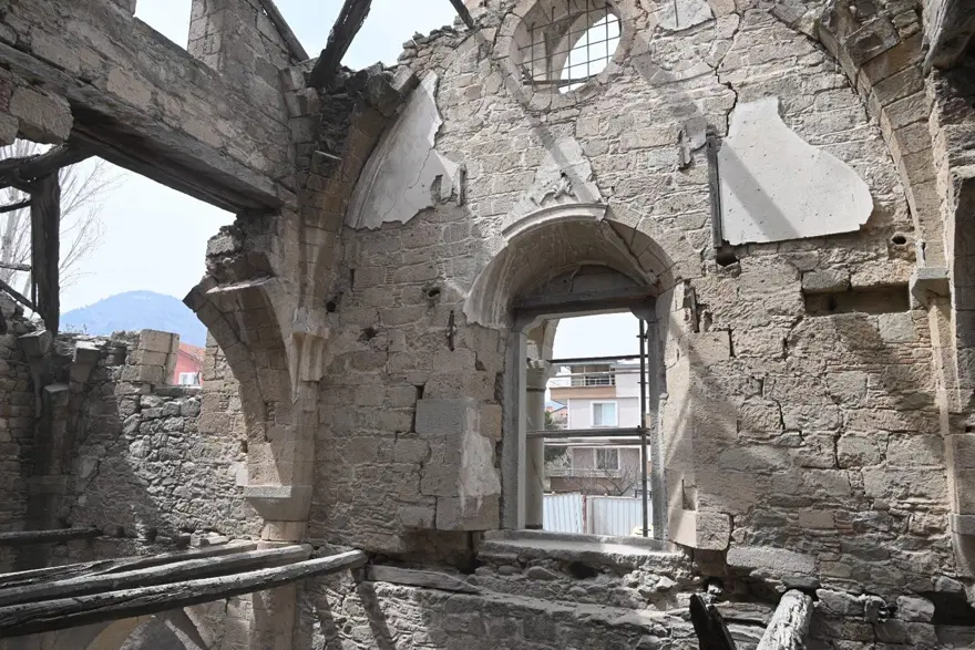 170 yıllık kilise için kollar sıvandı. Temeli elleriyle kazıyorlar 