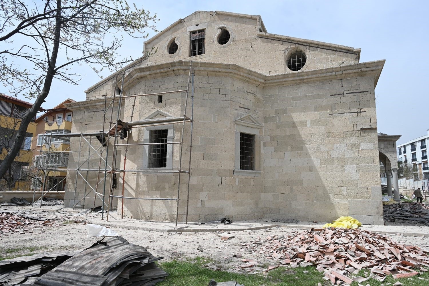 170 yıllık kilise için kollar sıvandı. Temeli elleriyle kazıyorlar