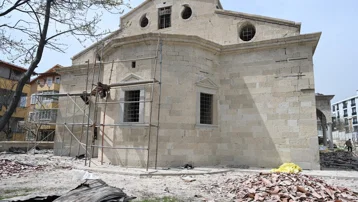 170 yıllık kilise için kollar sıvandı. Temeli elleriyle kazıyorlar