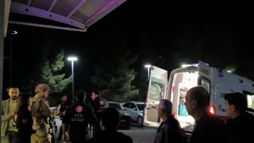 Kavgayı ayırırken bacağından vuruldu