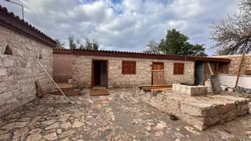 En az 100 yıllık geçmişe sahip. Tapınağa komşu olan bina liseye devredildi