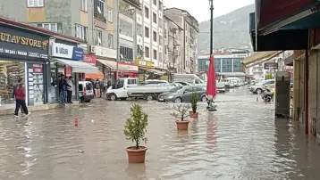 Tokat’ta sağanak yağış yolları göle çevirdi