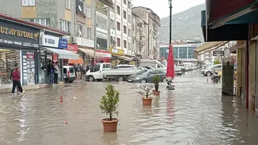 Tokat’ta sağanak yağış yolları göle çevirdi