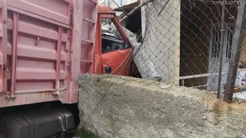 Kamyon duvarı aşıp eve daldı