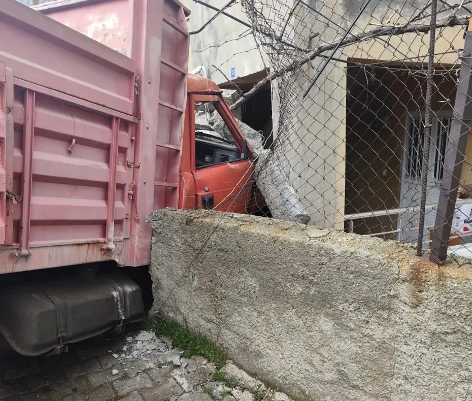 Kamyon duvarı aşıp eve daldı