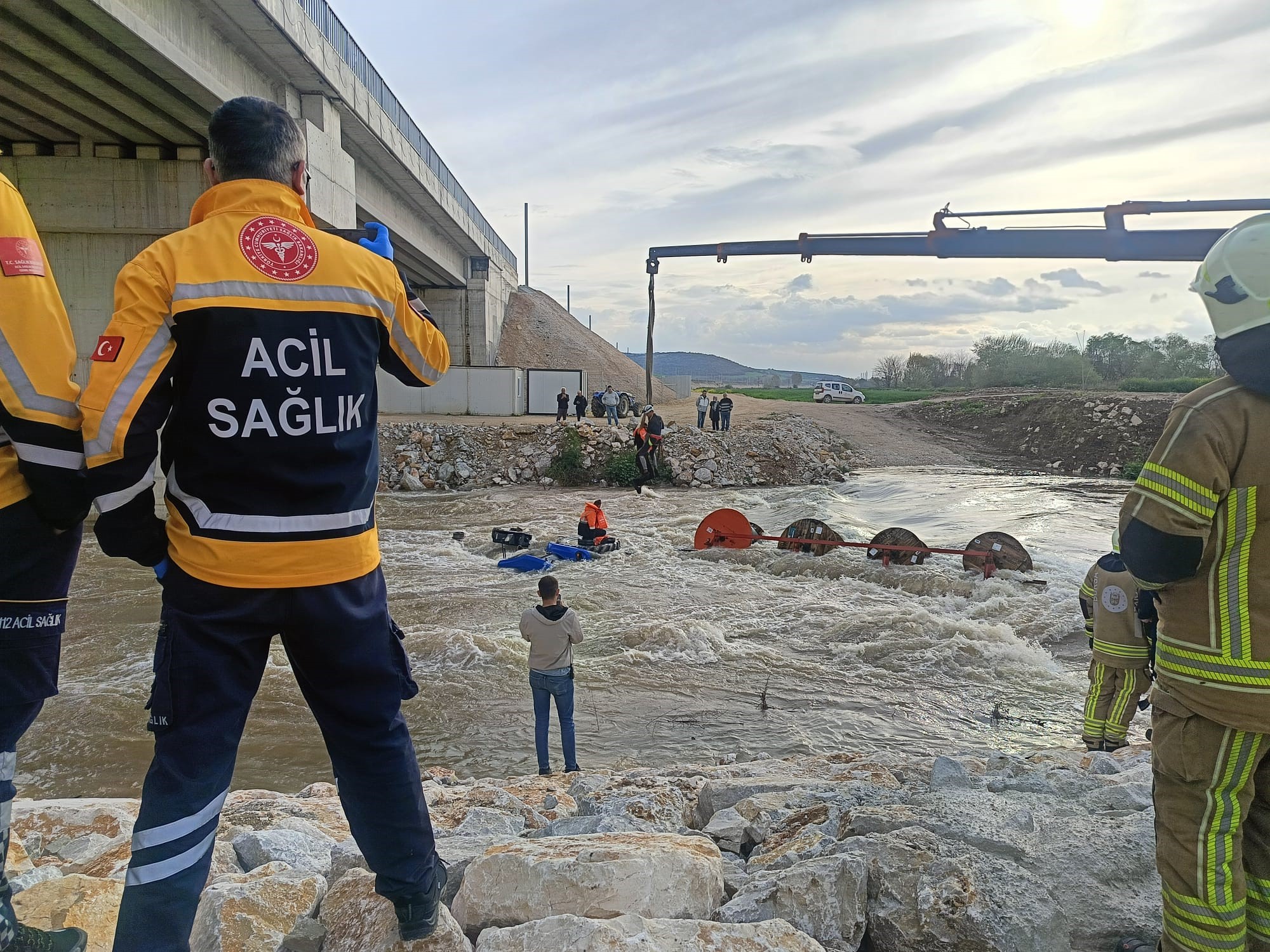 Dereyi traktörle geçmek isterken faciadan dönüldü