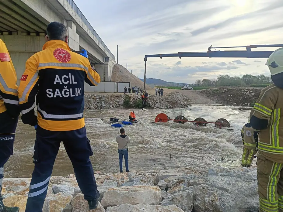 Dereyi traktörle geçmek isterken faciadan dönüldü: 10 işçi vinçle kurtarıldı