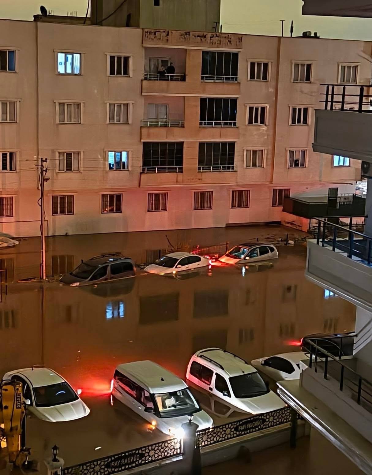 Mardin’de bazı ev ve işyerlerini su bastı