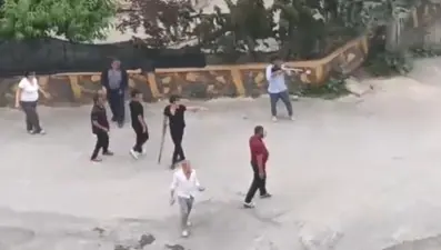 Kriz iki gün boyunca sürdü. Dün taşladılar, bugün silahla taradılar