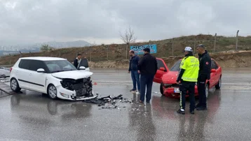 Elazığ'da otomobiller çarpıştı: 3 yaralı