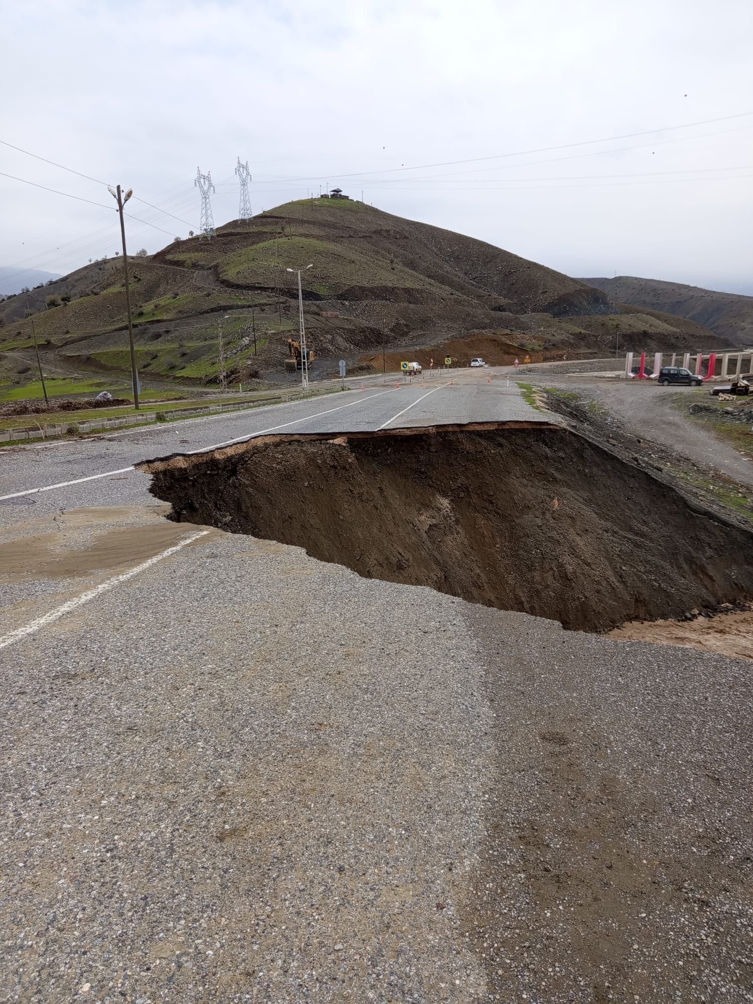Şiddetli yağışların ardından yol çöktü, heyelan meydana geldi