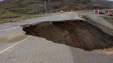 Şiddetli yağışların ardından yol çöktü, heyelan meydana geldi