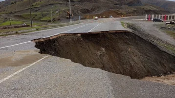 Şiddetli yağışların ardından yol çöktü, heyelan meydana geldi