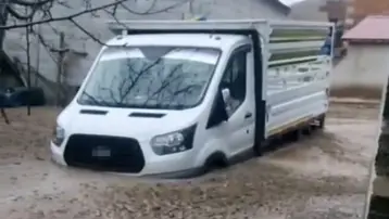 Tatvan’da sel : Araçlar ve hayvanlar mahsur kaldı