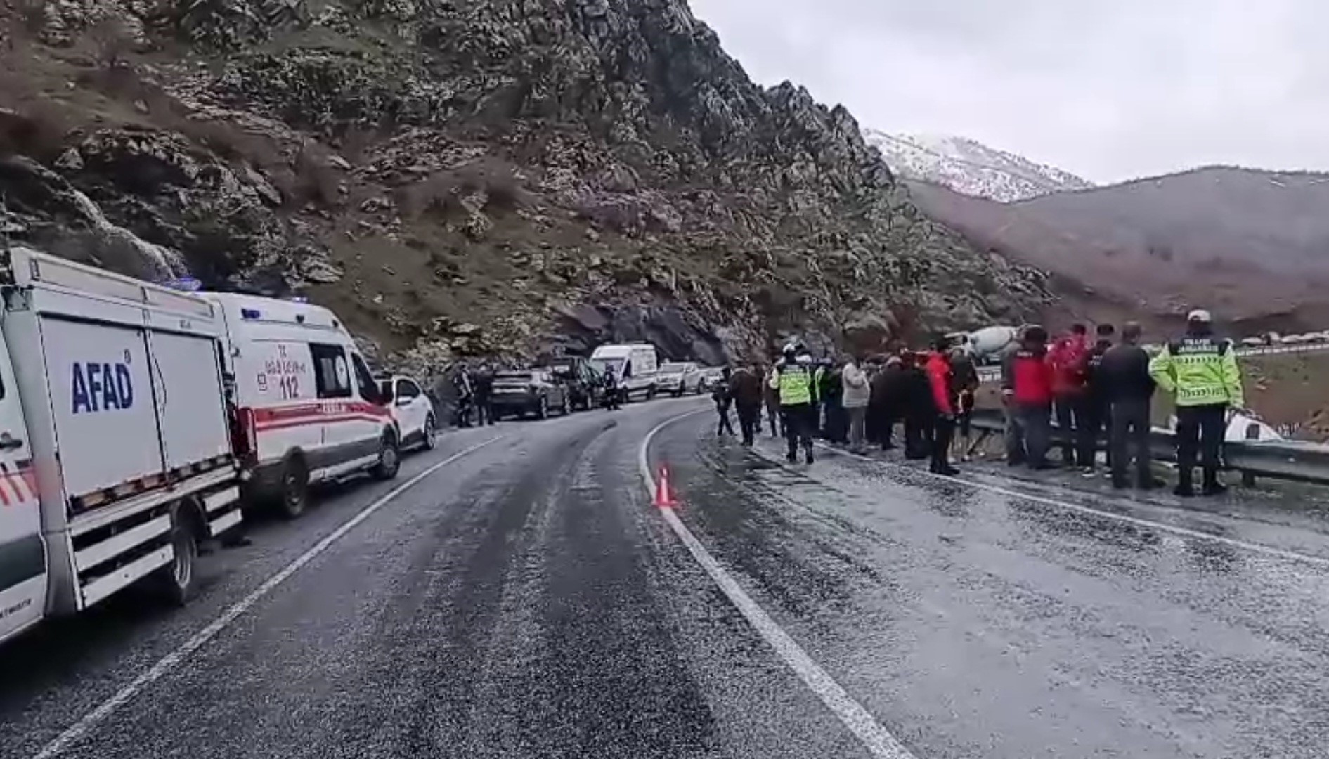 Tatvan'da beton mikseri dereye uçtu