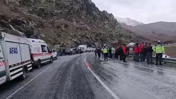 Tatvan'da beton mikseri dereye uçtu